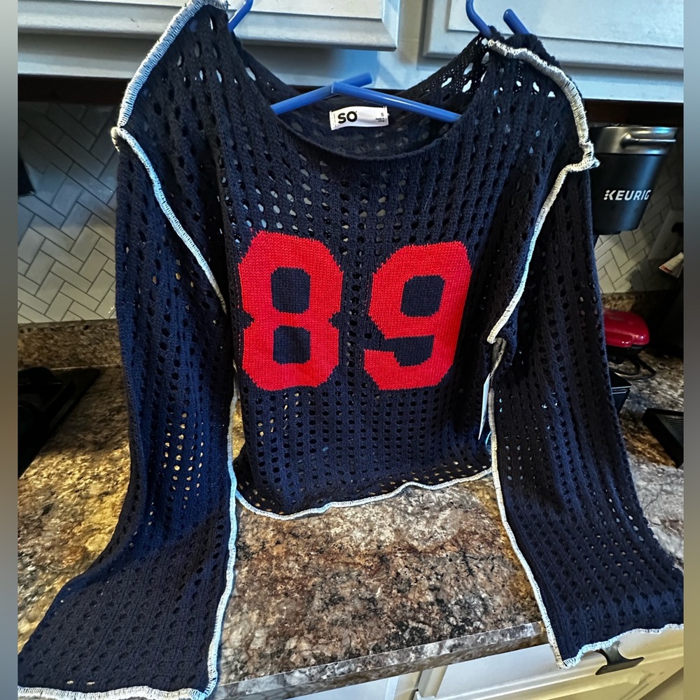 89 sweater with tags. Adult small